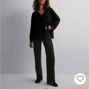 Lågmidjade byxor från Nelly - Lappar kvar  - Säljer då de var för långa på mig, sitter jättefint annars! Endast provade med lappar kvar 🤍 storlek S och M (köpte 2 olika storlekar). Båda 2 helt nya med lapp på! 