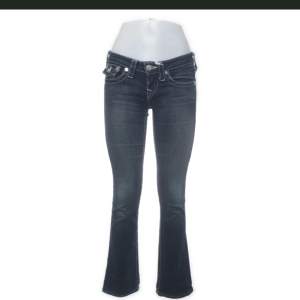 säljer mina så snygga true religion jeans. storlek 25. liten defekt på sömmen, syns på sista bilden. jag är 165. väldigt lågmidjade!❤️