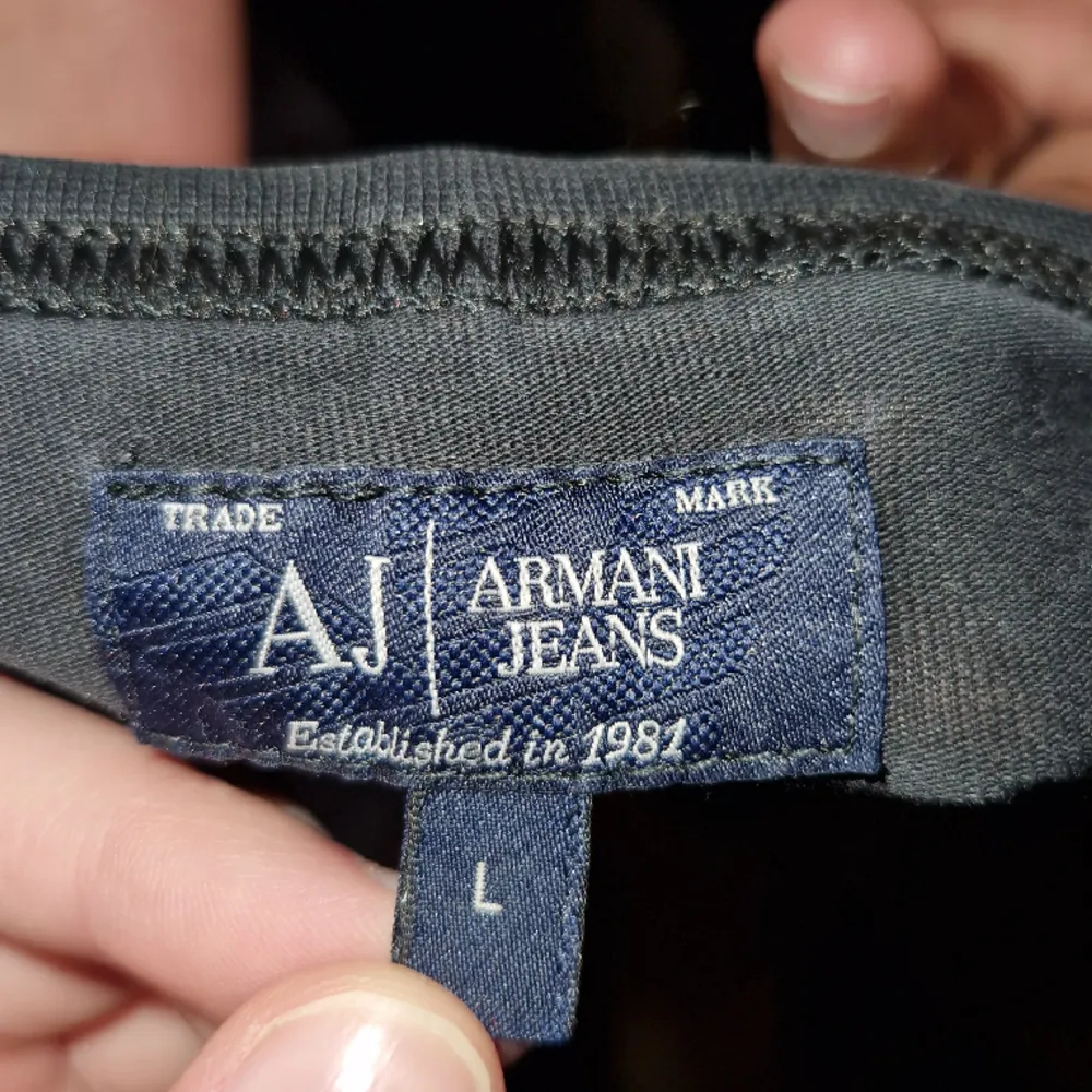 Armani T-shirt till salu. Nyskick och helt oanvänd. Skriv om intresserad.. T-shirts.