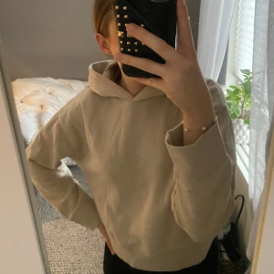 Begie Hoodie  - Säljer denna fina hoodie som har använda få tal gånger. Kontakta om ni har frågor eller  vill ha fler bilder.💗