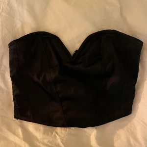 Svart korsett topp - Säljer min svarta korsett topp från Gina då den inte kommer till användning längre. Köptes sommaren 2022 och är i bra skick. Nypris 299kr💗
