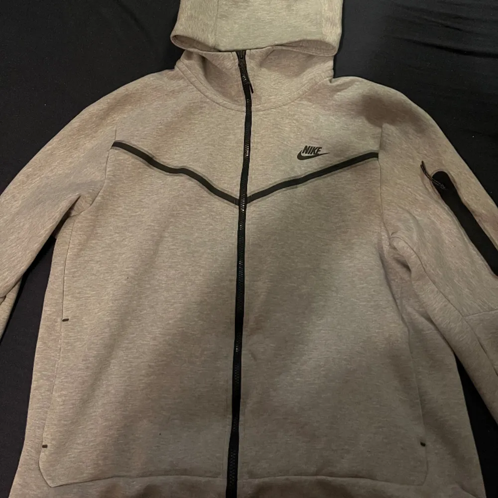 Jätte fin Nike tech fleece i grå färg. Säljer den på grund av ingen användning . Hoodies.