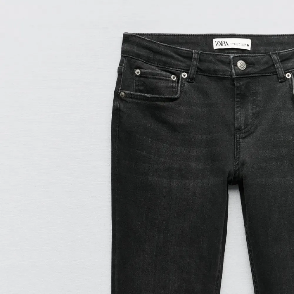 Svarta lågmidjade jeans ifrån zara, bootcut, mycket bra skick! Skorv om du har fler frågor💖. Jeans & Byxor.
