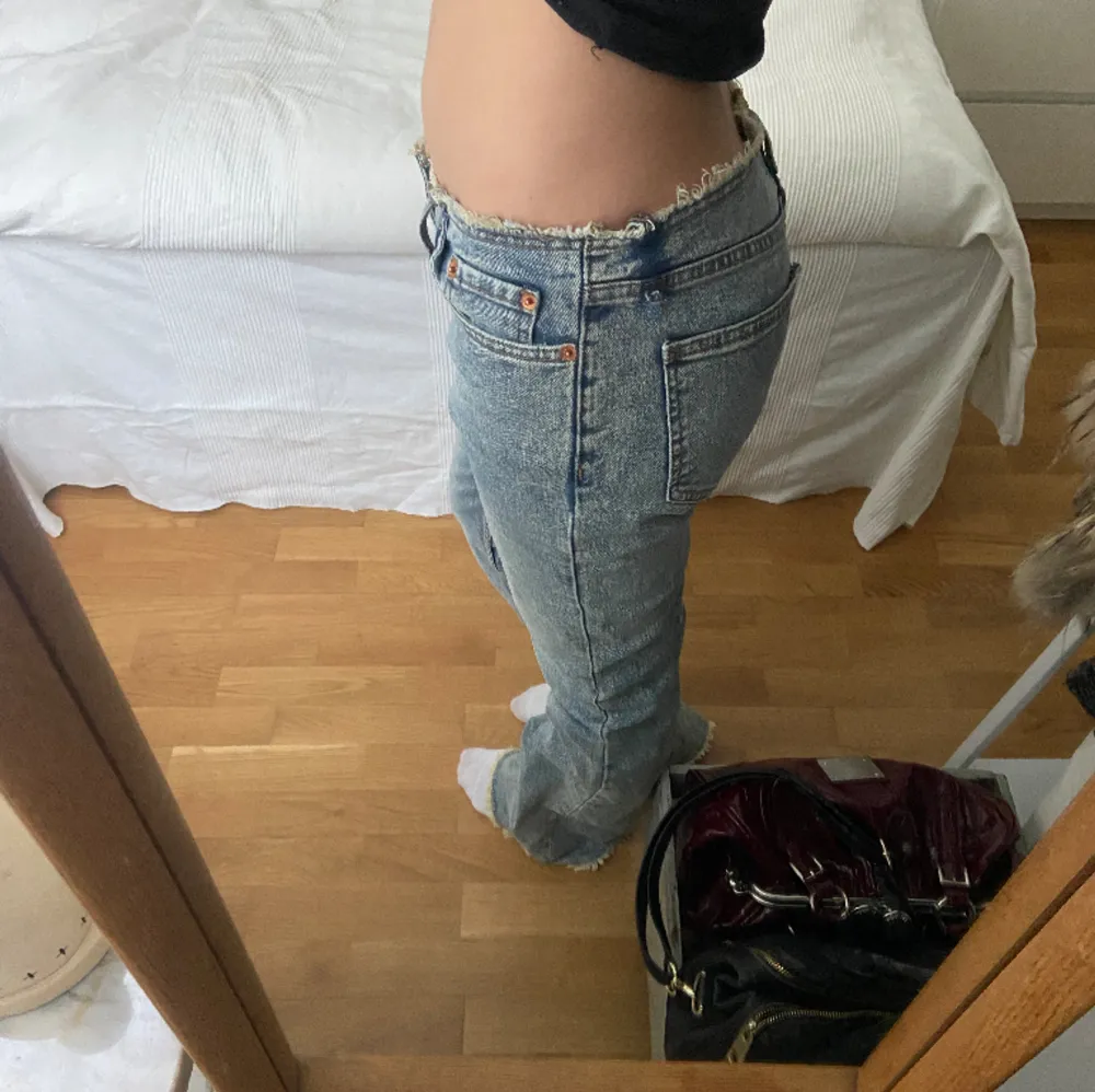 Säljer dessa ascoola jeans med avklippt midja och ben! Det är så i modellen jag har inte klippt själv! Det är ett hål i sidan, andra bilden, men det går att laga!. Jeans & Byxor.