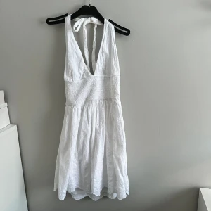 Studentklänning - Då har det blivit dags att sälja min kära studentklänning. Använd en gång på studenten! Enligt mig den perfekta klänningen🥰