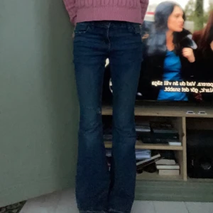 Low waist jeans💙 - Mörkblå bootcut jeans💙 säljer för att jag redan har så många jeans💙dem är stretchiga så dem är jätte bekväma💙