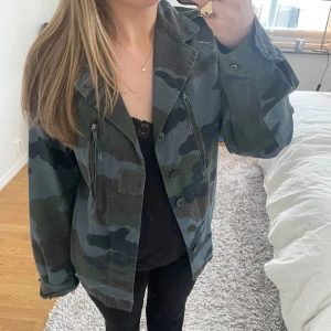 Qutra filles  - Säljer nu min qutra filles jacka, köpt för 2500 och den är one size. ❤️ 