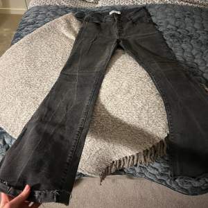 Svarta bootcut jeans från zara! Köpta 2022 men sitter jättebra men är lite slitna på låren!💕💕💕