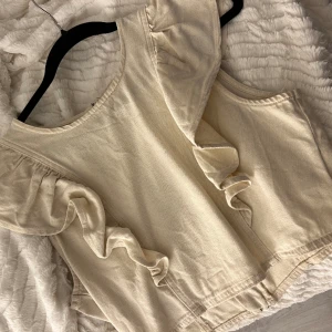 Volang topp - Superfin topp med volanger i storlek M, men är för liten, tror den passar en storlek S/M 🤎 Jättefin i sommar då den e i en fin beige färg!!