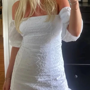 Sommar klänning  - En super snygg sommar klänning eller avslutnings klänning. Använt fåtal gånger så den är i bra skick. Lånad bild