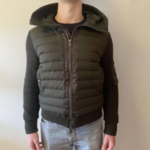 Moncler cardiganen  - Grön moncler cardigan i nyskick  Nypris 9900 Mitt pris 4489 Storlek M Hör av dig vid minsta lilla intresse eller funderingar