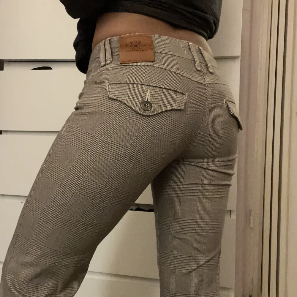 Ett par lowwaist bootcut kostymbyxor som är jättefina. Säljer för jag rensar garderoben har ej plats me kläder💕 . Jeans & Byxor.