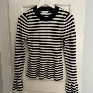 Randig tröja - Jag säljer denna fina tröjan från Holly & Whyte, jag älskad den verkligen men den kommer tyvärr inte till min användning längre. 💕