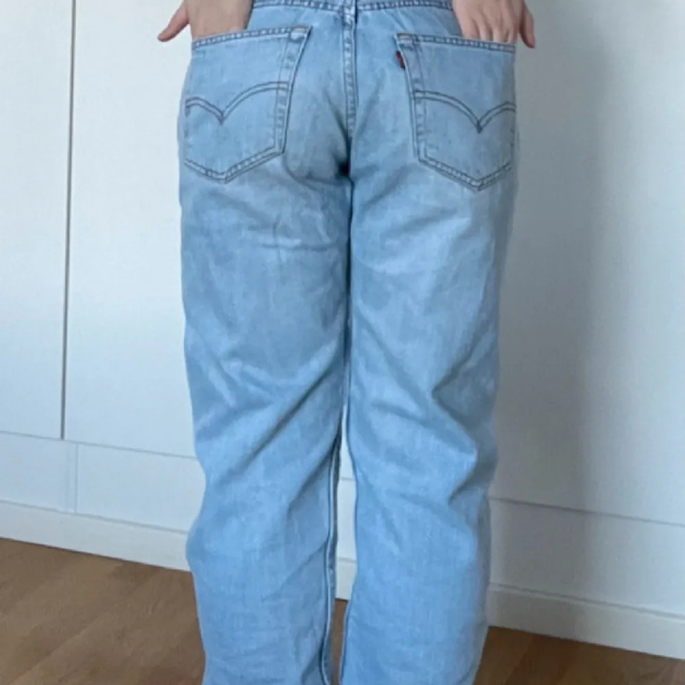 lågmidjade vintage levi 501 i en sååå snygg ljusblå tvätt. Jeans & Byxor.