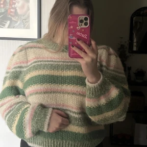 Stickad tröja - Jättefint skick, använd en gång. Lite puffärmar som man ser på axlarna. Fin vår tröja till en klänning eller ett par ljusa jeans.