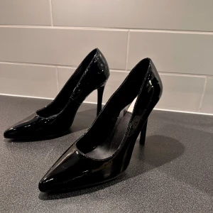 Slim pump Nelly - Helt oanvända klackskor från Nelly. Storlek 40