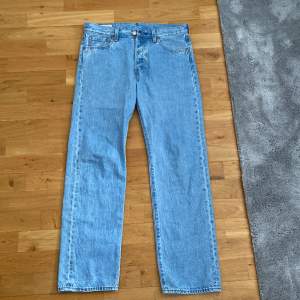 Snygga Levis jeans. Något stora i storleken!  Nypris 1299 Pris kan diskuteras 