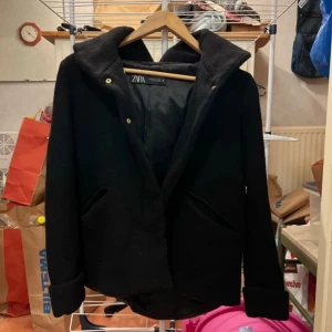 Svart kort kappa - En svart kappa från Zara♥️ Storlek: XS♥️