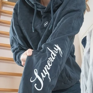 Hoodie - Marinblå hoodie med tryck på armen, passar både kille och tjej, i mycket fint skick🩷