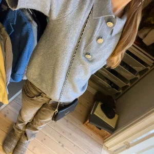 Stickad tröja - Super fin stickad tröja i en härlig blå färg, har lite noppror men inget man tänker på💕