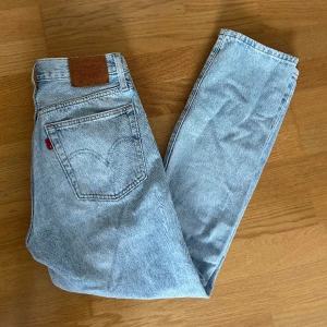Levis jeans - Säljer dessa ljusblå 501 crop Levis jeans i strl 25, då dom ej passar mig längre🤍