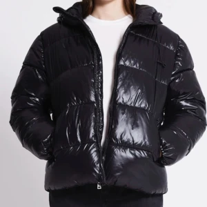 Lager 157 jacka - Säljer min glansiga puffer jacka! Den värmer så otroligt bra, köpt nu i vinter. Använd men inga defekter alls, skriv privat för fler bilder.  Passar lätt en S med!!  Ordinarie pris: 500kr Helt slut på hemsidan i alla storlekar. 