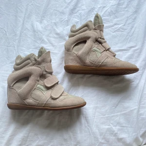 Beiga Isabel marant skor - Säljer dessa supersnygga beiga Isabel marant skor i storlek 39 i väldigt bra skick. Skriv privat för eventuella frågor 💗💗