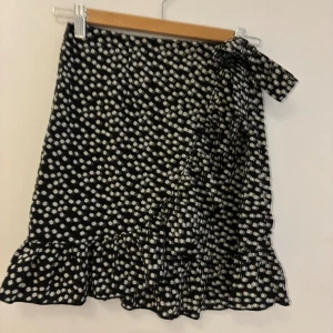 Gullig kjol - Supersöt blommig kjol som endast är provad pga. att den var för stor för mig! Superfin nu till sommaren🫶🏻