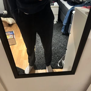 Kostymbyxor/Mjukisbyxor - Är ett par kostymbyxor men känns exakt som ett par mjukisbyxor! Storlek S och använder inte längre