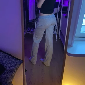 Lågmidjade mysbyxor💞 - Lågmidjade mysbyxor i bra skick💞 Har aldrig använt dem för att de är för tajta runt benen. Jag gjorde de i slöjden, passar någon som har xs. De är även väldigt långa, jag är 174 cm och är perfekta i längden😍  Skriv till mig för fler frågor🫶🏼
