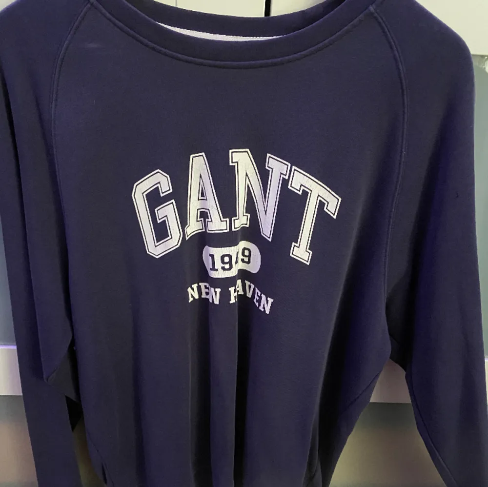 Gant tröja jag ej använder längre.  Har en skada på vänster ärm därav priset (se bild nmr 3) Pris 150 kr.. Tröjor & Koftor.