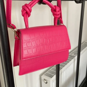 Väska  - En gullig rosa handväska som inte har använt. Den är i nyskick! 💕