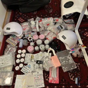Nagelprodukter - Jag säljer massor med gele tippar nagellampa och allt de flesta gele är knappt använda och de mesta sakerna är helt nya. I nagel kiten fias nagelfil,gelefärg,klistermärken charms,två uv,led lampor,en fläkt,och massa mer produkter priset kan diskutera