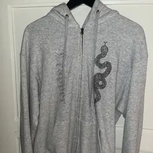 Säljer min Made by trappers rhinestone zip hoodie! Endast prova pga för liten! Den är i nyskick, grå och vill endast ha 250kr för den!