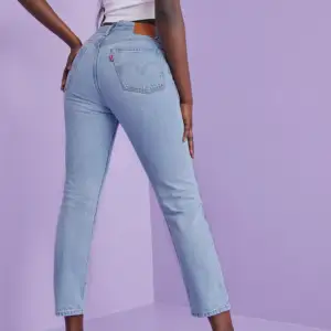 Säljer dessa as snygga Levi’s 501 jeans,  😍dem är i storlek W27 och L30, jag är 167 cm lång och dem sitter super snyggt på bena!!🥰 