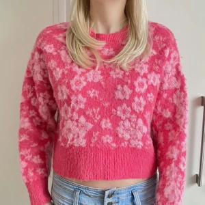Blommig tröja🩷 - Stickad tröja med blommönster🩷🤍Storlek: S. Köp direkt via ”köp nu” knappen<3