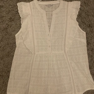 Blus  - Säljer denna fina sommarblusen, då den inte kommer till användning. Använd ca en gång.😊 Skriv om ni är intresserade!