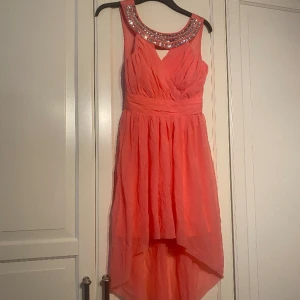 Snygg party klänning med djup rygg - SUPER SNYGG coral färgad klänning! 🪸Sälger pga den är förliten, storlek Xs, säljer för 150kr + frakt. Syns inte på bilden men mer rosa färgad 