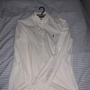 Säljer en fin vit skjorta från Ralph lauren. Köpte skjortan för ca ett halv år sen men har inte används särskilt mycket. Säljer den på grund av att den bara ligger och skräpar. Känns som ny och pris kan diskuteras. Tar gärna byten.💯