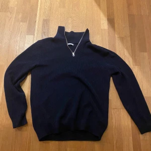Half zip - Säljer pga att den var för stor. Använd 2 gånger så den är 10/10 utan några skador. Skriv gärna vid funderingar