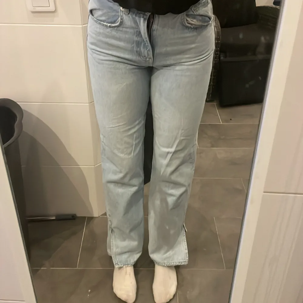 Säljer ett par raka jeans med slits längst ner.  Fint skick sparsamt använda. Jeans & Byxor.