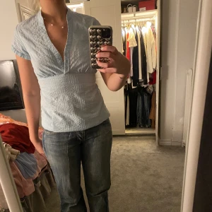 Blus - Väldigt söt ljusblå blus. Inte säker på att jag vill sälja