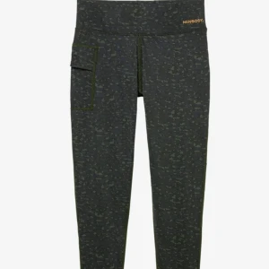 camomönstrade tights  - Snygga & luftiga träningtights från newbody. Använt ett fåtal gånger, men lite korta för min smak. Har mechpartier som ger en svalkande känsla & har en ficka på höften. nypris 250kr 