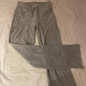  Juicy couture stl xxs i nyskick  - Gråa juicy couture byxor i stl xxs. I nyskick. 