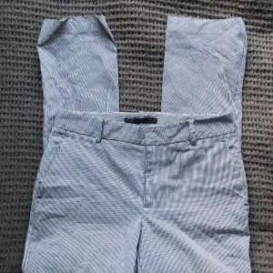 Blå vit randiga kostymbyxor - Jättefina blåvit randiga kostymbyxor ifrån Zara!!  Storlek M och skulle säga att de är straight fit. Köptes från sellpy så vet ej orginalpris, men de är i fint skick. Säljer då de inte riktigt är min stil 💙 Skriv vid frågor 🤍