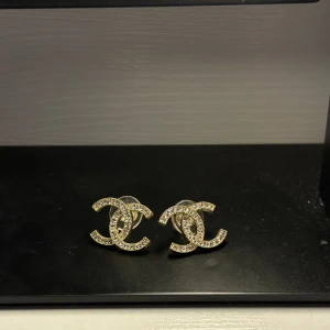 Chanel örhängen  - Helt fina oanvända 