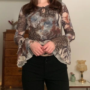 Mönstrad blus - Vintage blus/topp med volanger på ärmarna och cut out vid halsen, från märket Randigarutan! 🩷