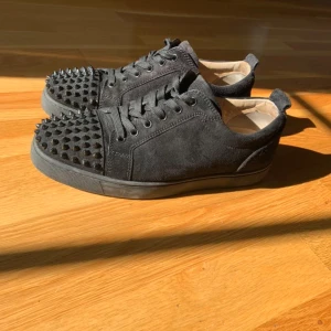 Loubitins - Säljer mina Loubs då dem börjar bli lite små, Har allt og och och det storlek 41 på dom.  Mvh Oliver