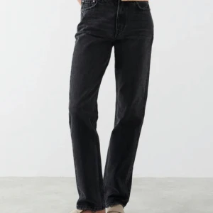 Jeans med slit - Straight slim jeans, som är helt slutsålda! Nypris är 599kr. Jag har klippt sliten själv så den är inte helt perfekt därav lågt pris (bild 2). Slitten är på utsidan av benet. 💘💘💘