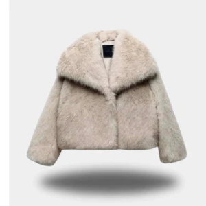 Pälsjacka  - Säljer denna jacka från lykeo, den är helt ny oanvänd testad 1 gång bara, säljer pågrund av för liten för mig. Storlek s, nypris 1400kr